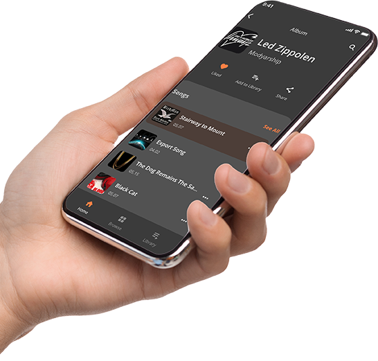 Musikbingo-spellista på mobilen i handen